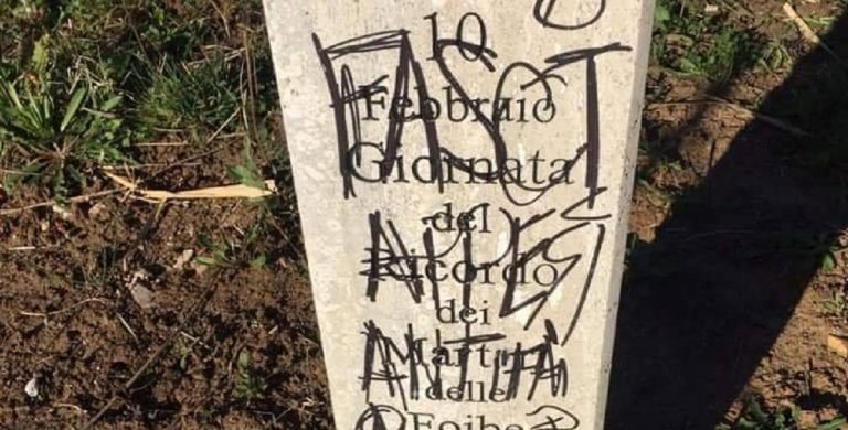 Casale Monferrato (Alessandria), vandali contro la lapide che ricorda le foibe