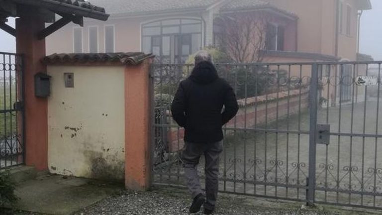 Lomellina (Pavia), quattro banditi rapinano una villa: bottino 100mila euro