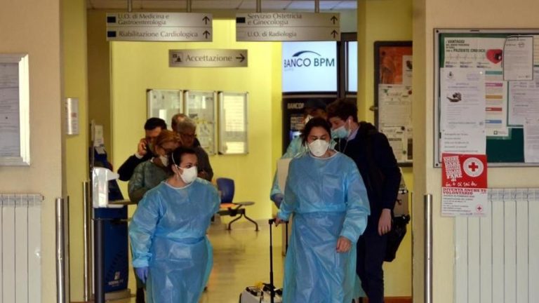 Coronavirus, lo sfogo dell’Anaao-Assomed (sindacato medici ospedalieri): “Non è ammissibile la mancanza di idonei dispositivi di protezione”