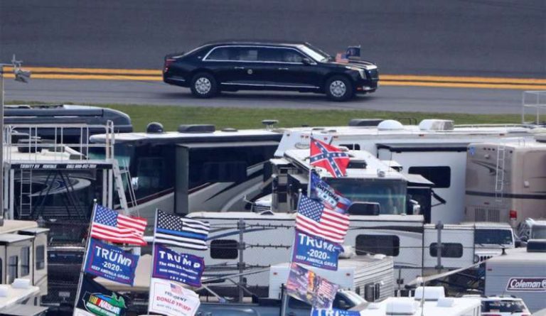 Usa, il presidente Trump ha fatto un giro sulla leggendaria pista di Daytona