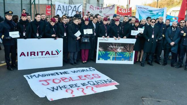 Milano, al via i presidi dei dipendenti di Air Italy con i sindacati Cgil, Cisl e Uil