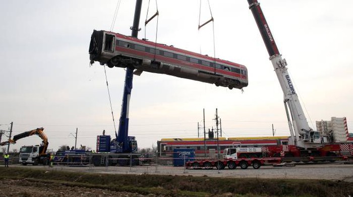 Treno deragliato nel Lodigiano: sono terminate le operazioni di rimozione del vagone sul binario