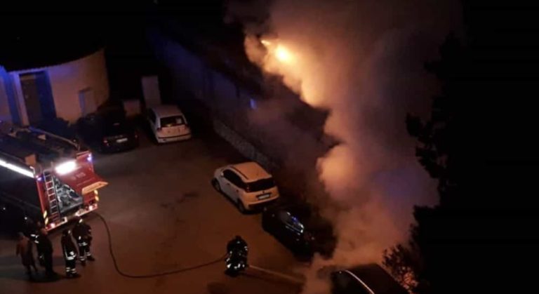 Gioia del Colle (Bari), in fiamme due auto dei carabinieri