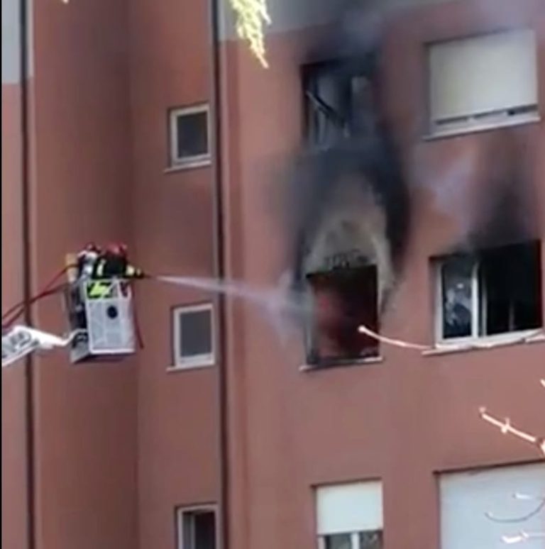 Milano, incendio in un palazzo a Cernusco sul Naviglio: morte due persone