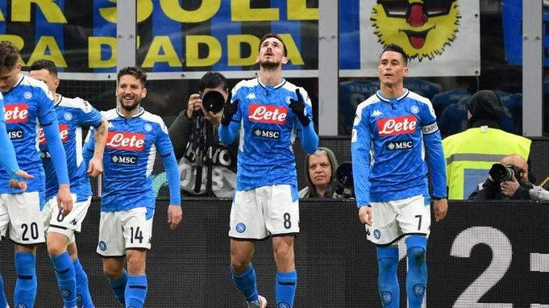 Calcio, colpo del Napoli che batte l’Inter a San Siro nella semifinale di Coppa Italia