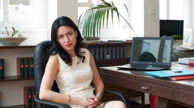 Istruzione, il ministro Azzolina promette: “Arriveranno cento euro in più nella busta paga dei professori”