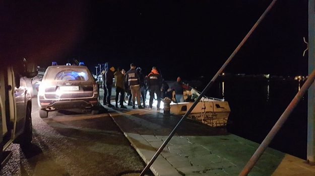 Lampedusa, sono sbarcati nel porto dell’isola 16 migranti tra cui due donne incinte