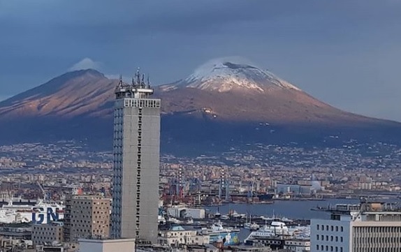 Napoli, visibili i primi fiocchi di neve sulla cima del Vesuvio