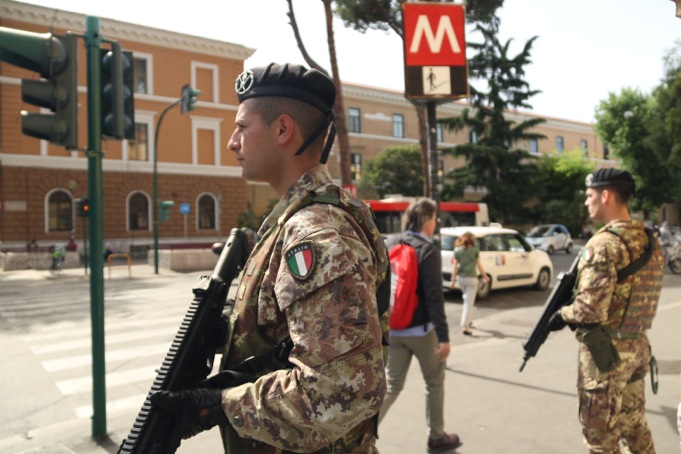 Roma, aggredisce la fidanzata il giorno di San Valentino: pattuglia di militari arresta un uomo