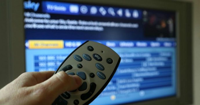 Pay Tv pirata, denunciate 223 persone che avevano acquistato abbonamenti illeciti per vedere piattaforme televisive a pagamento