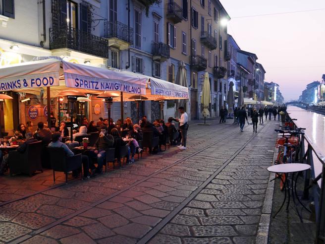 Coronavirus, da oggi a Milano bar e pub aperti anche dopo le 18