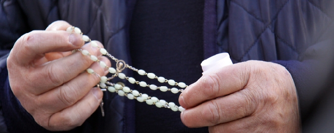 Catania, arrestata una 28enne: voleva ricattare un sacerdote con foto osè