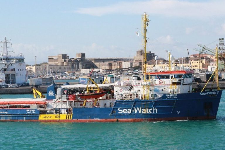 Messina, è arrivata al porto la nave Sea Watch con 194 migranti
