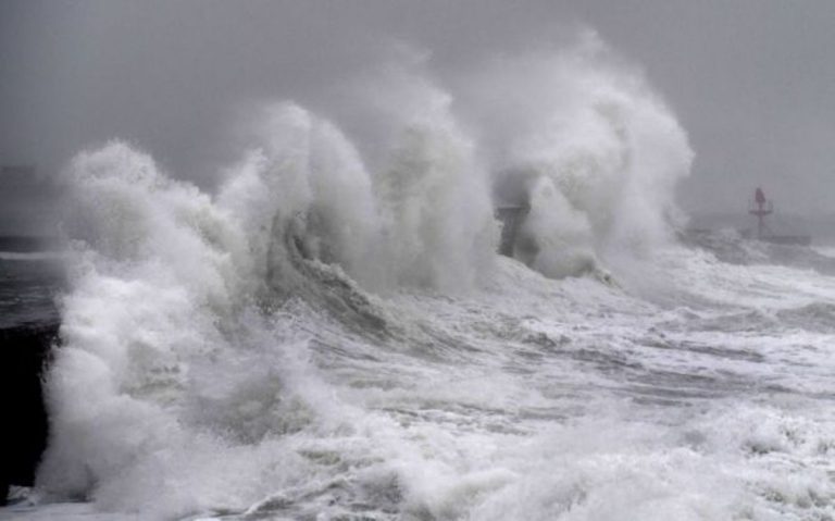 La tempesta ‘Ciara’ si è abbattuta sulla Francia e sul Nord Europa: 130mila case senza corrente