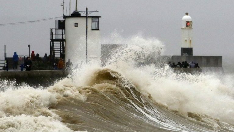 Gran Bretagna, si abbatte nel Galles la tempesta “Dennis”