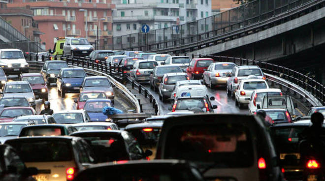 Roma, code e rallentamenti sul Gra per un incidente stradale tra le uscite Casilina e Nomentana