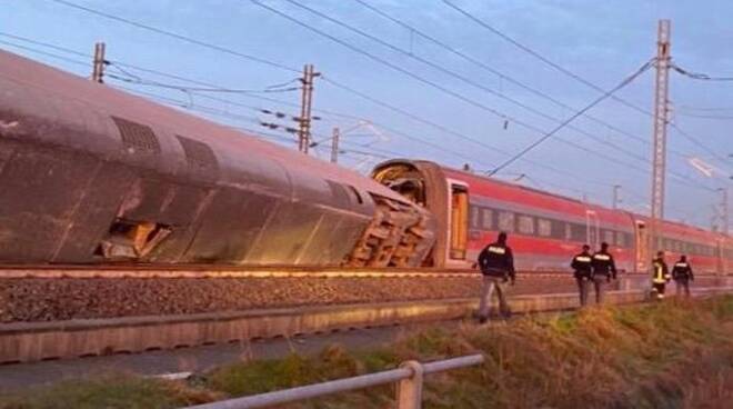 Incidente ferroviario dell’alta velocità nei pressi di Lodi: deraglia il treno Av 9595: morti due ferrovieri, 27 i feriti