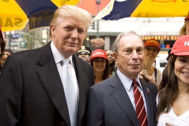 Usa, imbarazzo nel partito Democratico per alcune foto di Bloomberg con il presidente Trump
