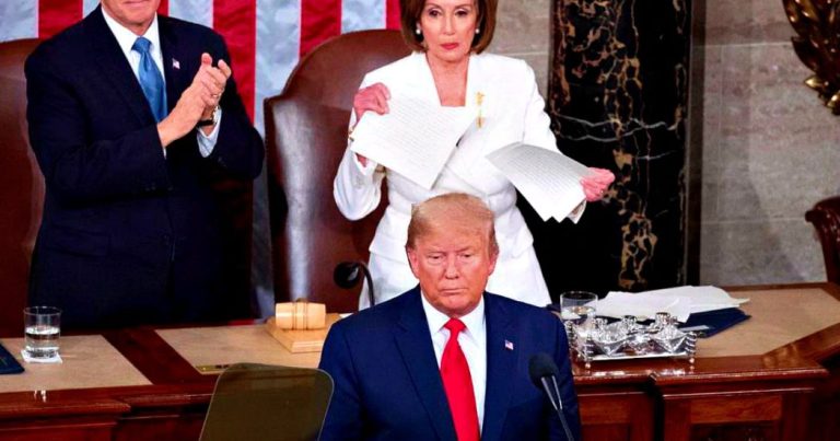 Usa, il presidente Trump usa toni infatici per il discoro sullo Stato dell’Unione: “Abbiamo raggiunto risultati incredibili”. Nancy Pelosi strappa il foglio con il discorso