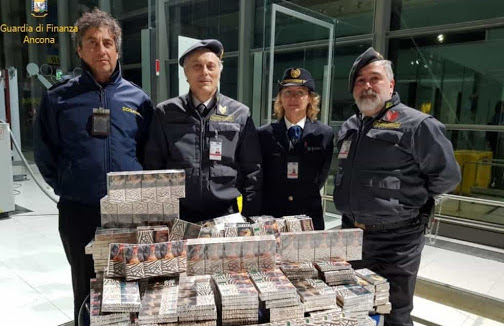 Falconara Marittima (Ancona), la Finanza sequestra 1.400 paccheggi di sigarette: denunciato ucraino di 26 anni