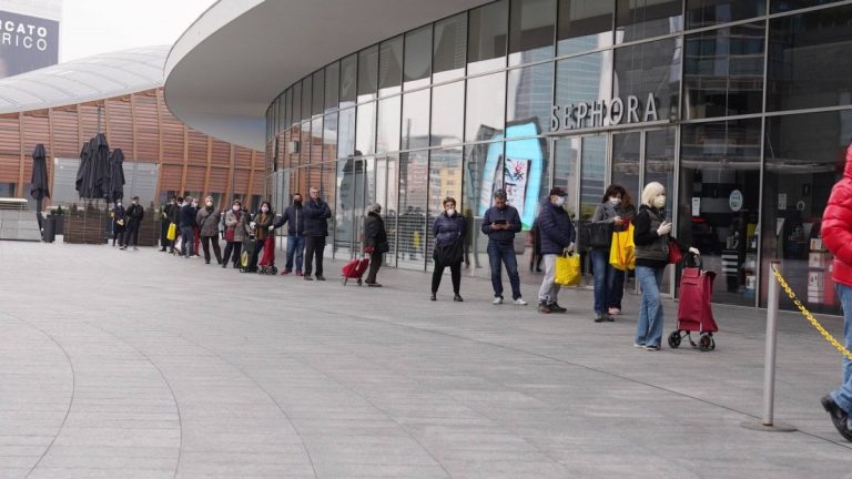 Effetto coronavirus, lunghe code ai supermercati a Palermo