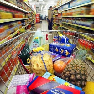 Effetto coronavirus, i negozi rimangono aperti: inutile fare scorte alimentari