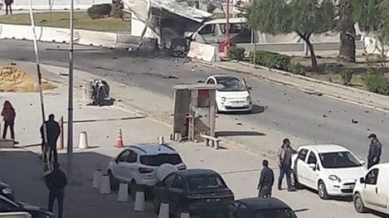 Tunisi, un kamikaze si fa esplodere vicino l’ambasciata degli Stati Uniti