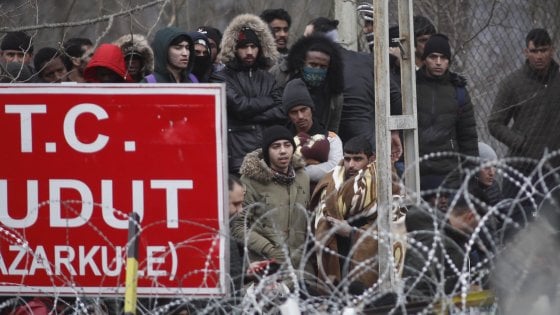 Grecia, si aggrava la tensione con la Turchia per i profughi siriani. Erdogan: “Ne arriveranno a milioni”