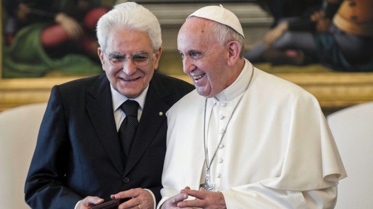 Elezioni Quirinale, Papa Francesco “benedice” un eventuale Mattarella bis