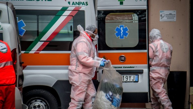 Effetto coronavirus, scoperta truffa sulle mascherine protettive: perquisite 30 società nella provincia di Bari