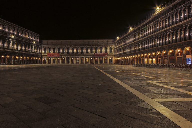 Venezia, per combattere l’assenza di turisti a piazza San Marco per ogni drink acquistato, uno verrà offerto gratis