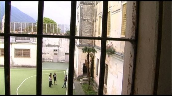 Airola (Benevento), detenuto minorenne devasta la cella e aggredisce gli agenti di polizia penitenziaria