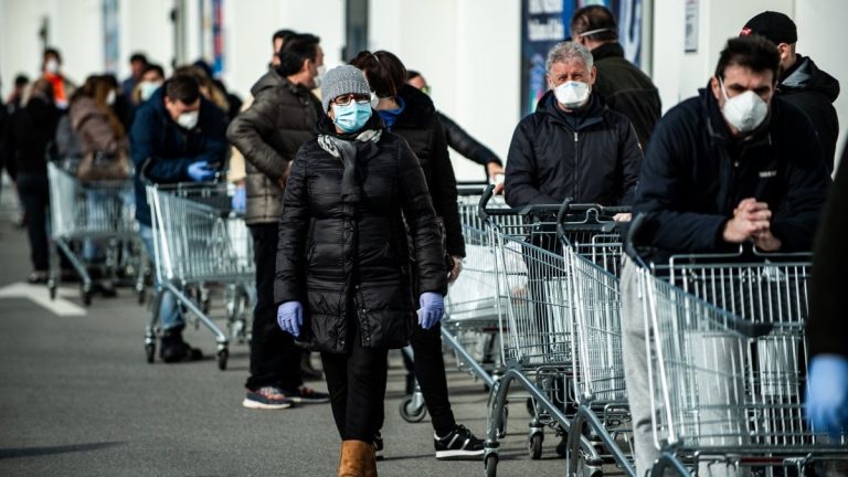 Effetto coronavirus, lunghe code oggi ai supermercati a Milano
