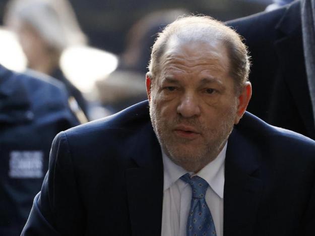 Usa, l’ex produttore cinematografico Harvey Weinstein condannato a 23 anni di carcere per stupro e violenza sessuale