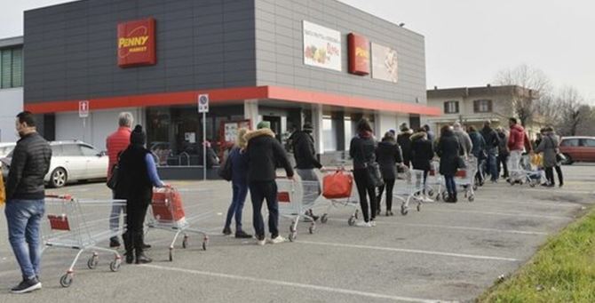 Coronavirus, secondo giorno di lunghe file ai supermarket di Milano