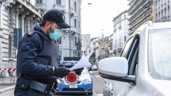 Emergenza coronavirus, cambia ancora il modulo di autocertificazione. Controlli anche con i droni