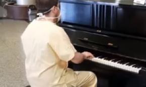 Emergenza coronavirus, all’ospedale di Varese un medico suona i Queen al pianoforte per i pazienti