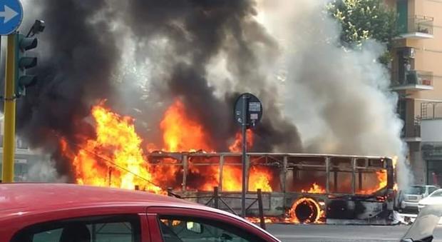 Roma, in fiamme un autobus a Ostia in via Vasco de Gama: nessun ferito