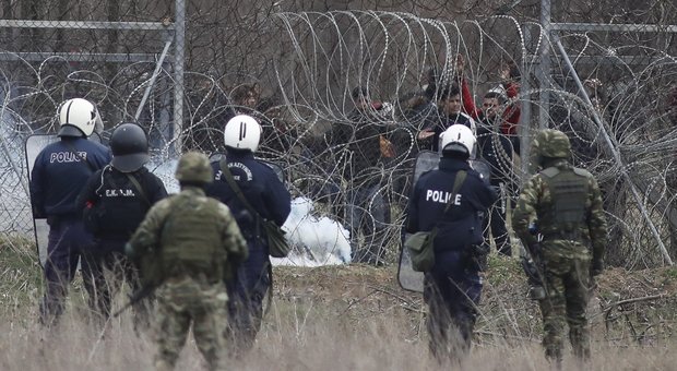Migranti al confine tra Grecia e Turchia, il premier Erdogna accusa: “Uccise almeno cinque persone dalla polizia greca”