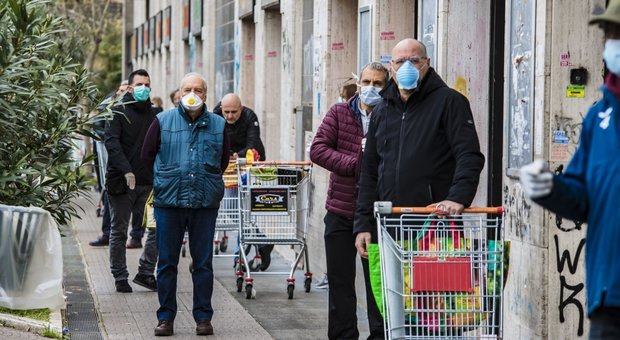 Coronavirus, parla la sindaca Raggi: “Ripristinare i precedenti orari dei negozi per evitare gli assembramenti all’esterno”