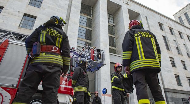 Milano, incendio al settimo piano del Palazzo di Giustizia: distrutto l’archivio