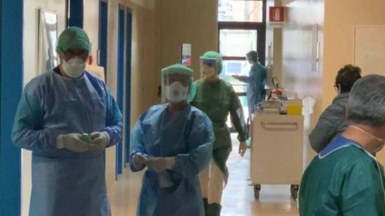 Coronavirus, la situazione in Italia: i decessi sono 4.825, in aumento i contagi 42.681. Il “paziente uno” sarà dimesso lunedì