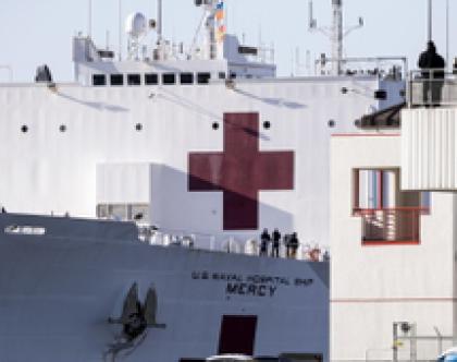 Emergenza coronavirus, la nave ospedale “Mercy” attracca al porto di Los Angeles