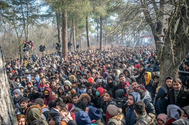 Grecia, stato di massima allerta alle frontiera con la Turchia per l’afflusso di profughi siriani