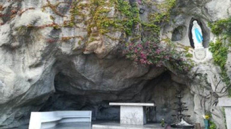 Coronavirus, chiuse le piscine del santuario di Lourdes