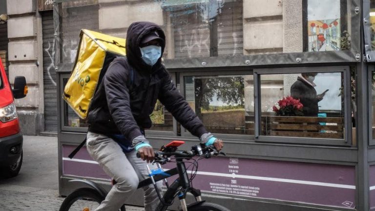 Coronavirus, dal Comune di Milano mascherine per riders e per il personale di Atm e Amsa