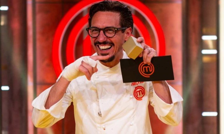 Tv, al programma MasterChef Italia vince Antonio Lorenzon e chiede al compagno: “Mi sposi?”
