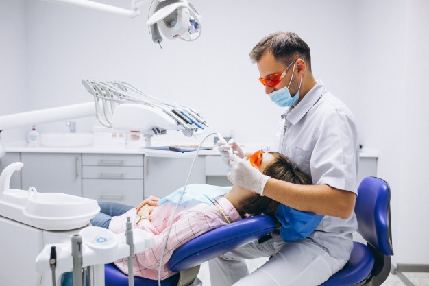 Coronavirus, si può andare dal dentista solo per i casi urgenti