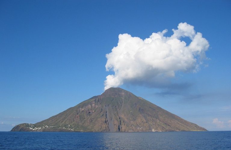 Eolie, torna in attività il vulcano Stromboli