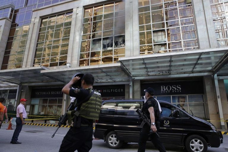 Filippine, un uomo ha preso in ostaggio un gruppo di persone in un centro commerciale di Manila